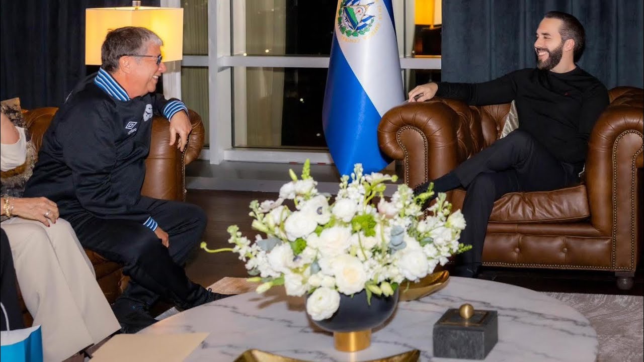 Nayib Bukele se reuni&oacute; con Hern&aacute;n &eacute;l Bolillo G&oacute;mez DT De la Selecci&oacute;n de El Salvador