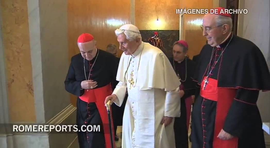 Francisco recibe a Benedicto XVI en su regreso al Vaticano