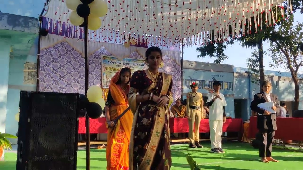 स्कूल वार्षिकोत्सव पर छात्राओं द्वारा वीरांगनाओं की  पोशाक पहनकर मंच पर प्रस्तुति 