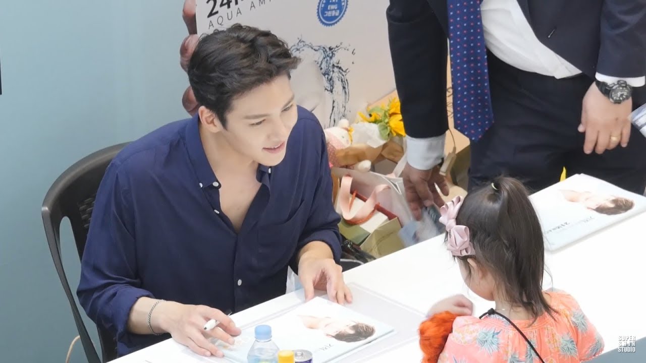 지창욱 과 어린 소녀 Ji Chang Wook meets a little girl : 팬사인회 Fansign Event : HD FanCam : Starfield Hanam