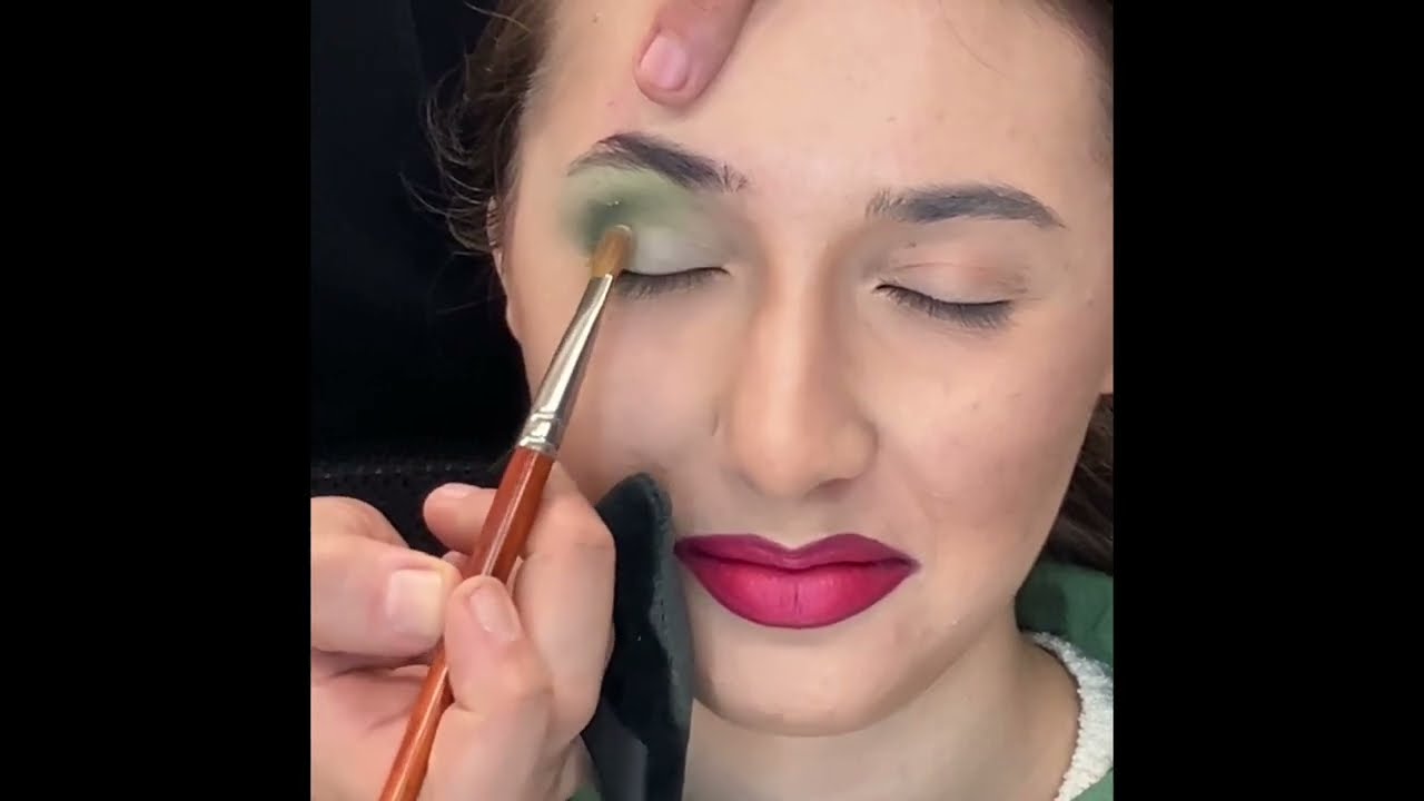 Scuola di sfumatura : esercizio di cut-crease con 3 tonalità di ombretto in polvere.