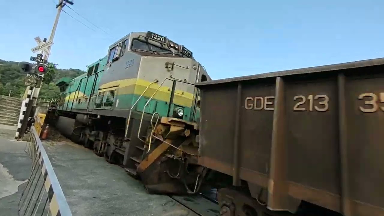 Trem Cargueiro de Minério de Ferro Arranca Vazio do Ponto de Troca do IBC em Resplendor MG de Manhã.