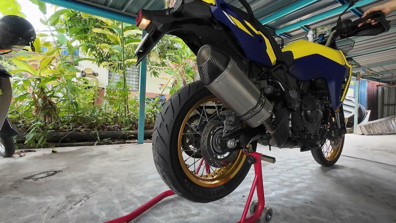 Suzuki Vstrom 800de with yoshimura R77 slip on