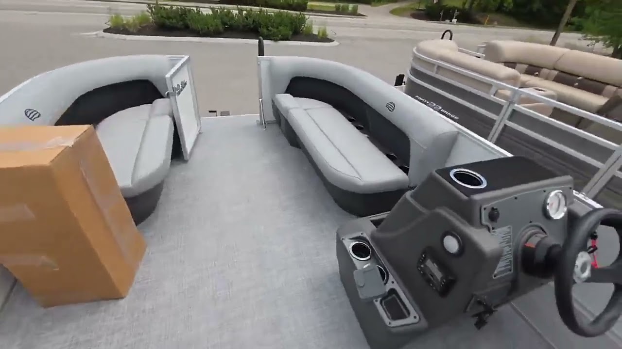 2026 Suntracker 16 Party Barge 