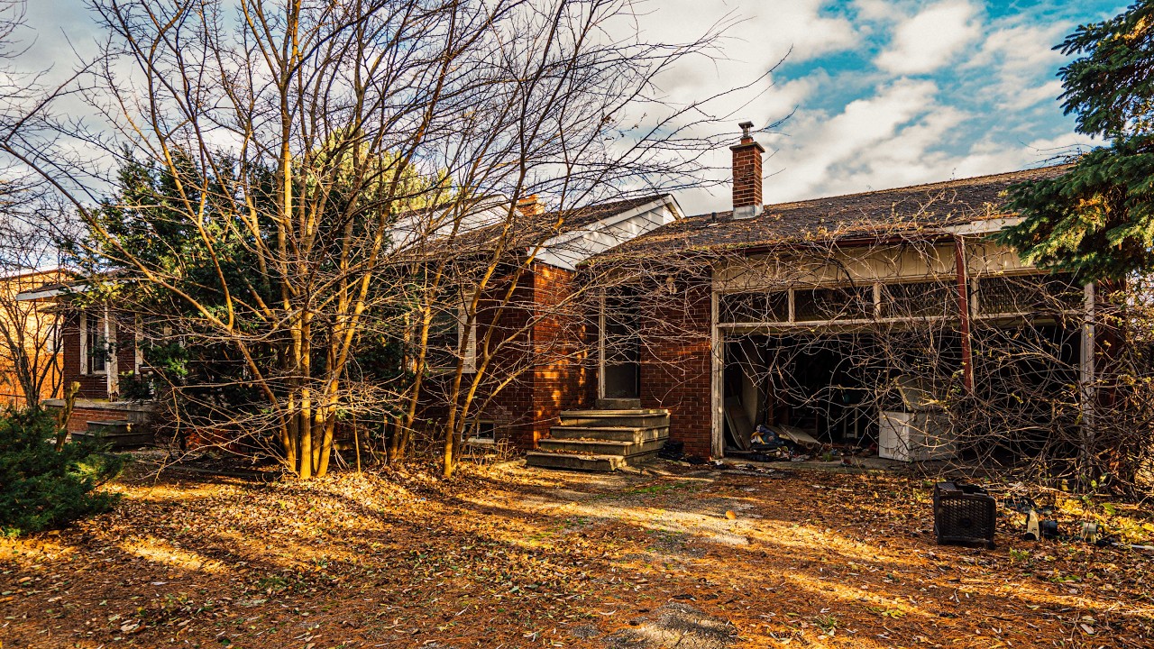 A Tragic Look Inside The Piano Man's ABANDONED Decaying 1970's Bungalow