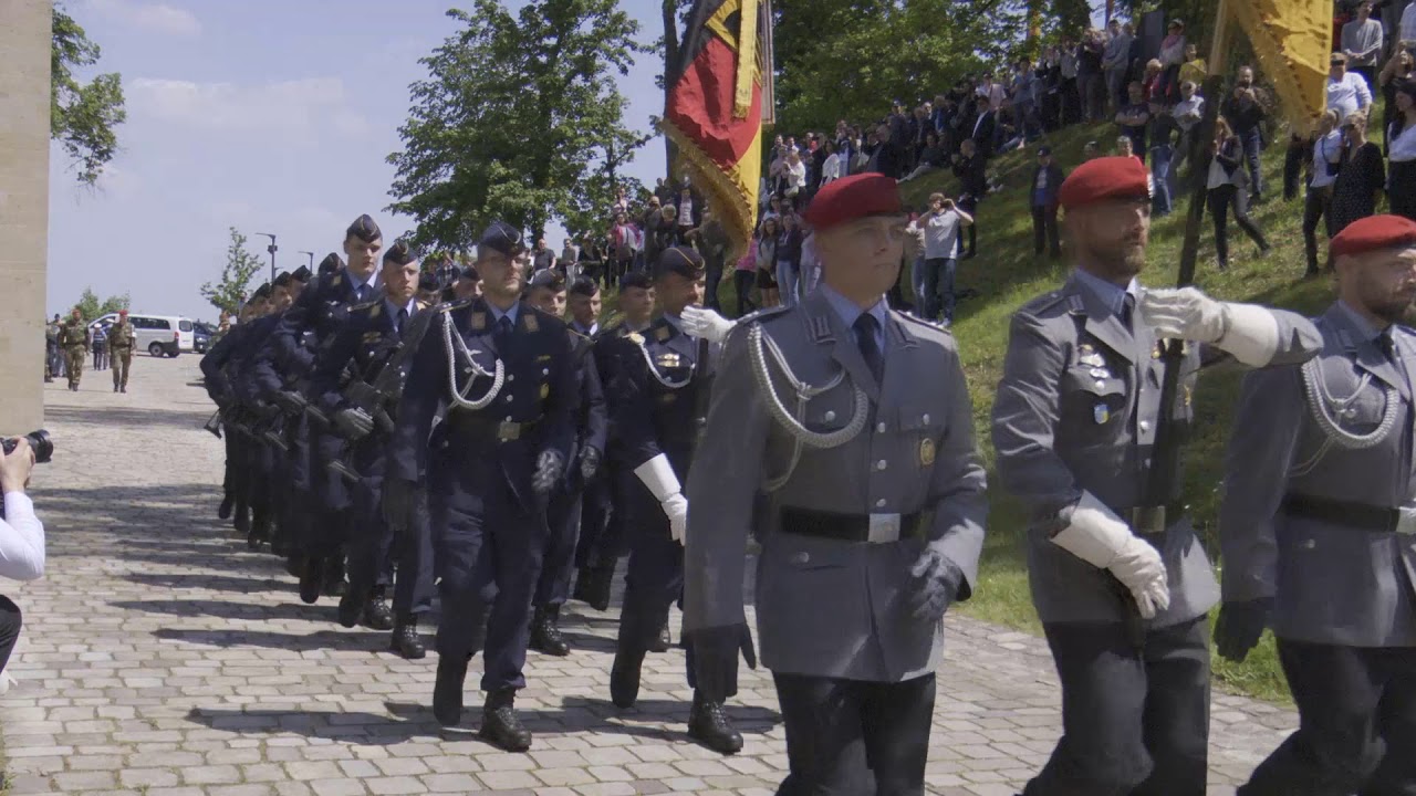 Teil 2/9 Einmarsch der Ehrenformation zum Gelöbnis 23.05.19  Hambacher Schloss