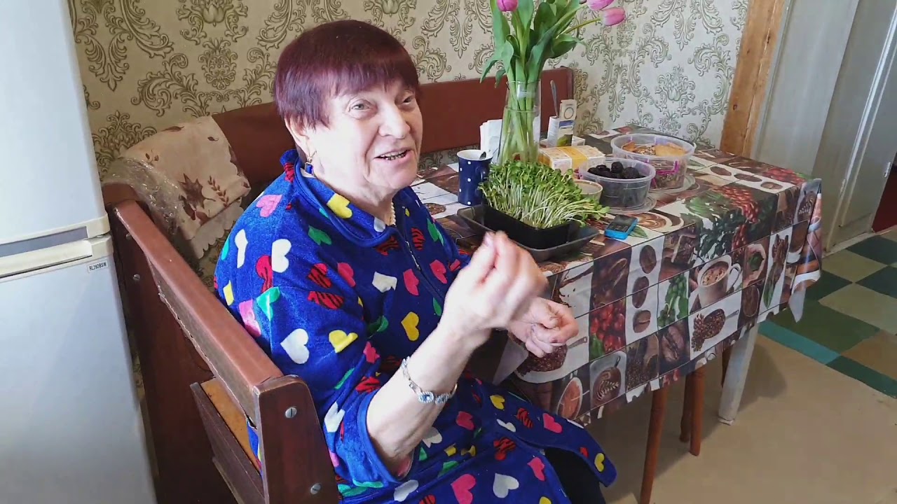 Марина именно та кто одевает варешки