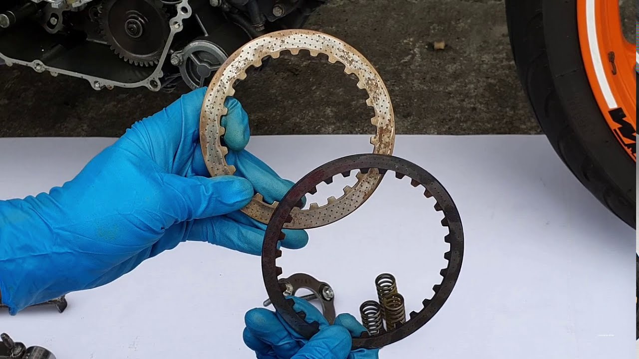 Ensamble del embrague “SLIPPER CLUTCH KTM DUKE 390” utilizando los manuales (Partes y servicio)