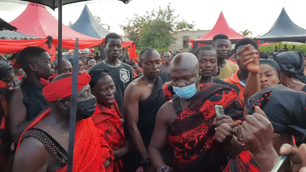 Kwadwo Assre Baffour visits Nana Tabiri on stage @ Ah@fo Mim and backed him when performing
