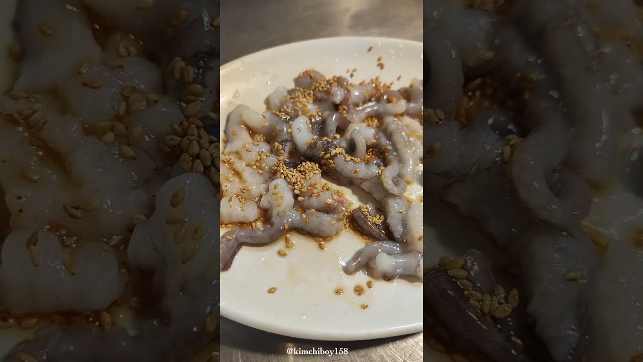Trying LIVE Octopus in Korea! 🐙🔥 #sannakji #streetfoodadventures #korea #octopus #streetfood #travel