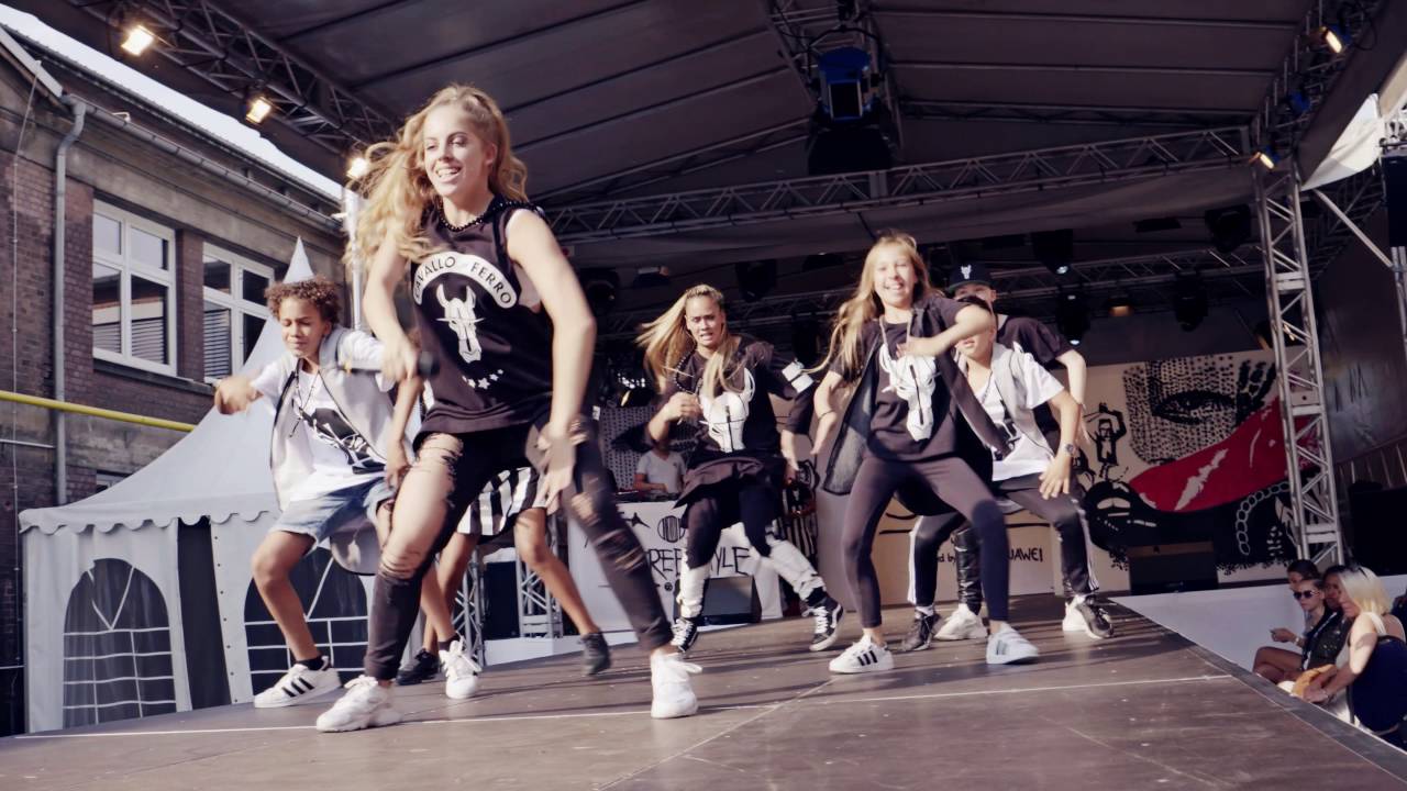 Loona presents Rebelfox - The only way is Up (Live on stage)
