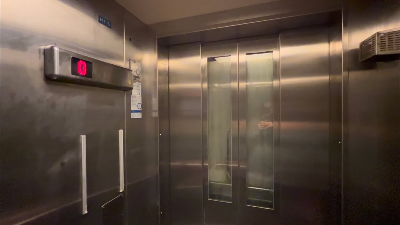 1987 DEVE (mod.) Hydraulic Elevator @ Stockholm Centralstation, Stockholm, Sweden.