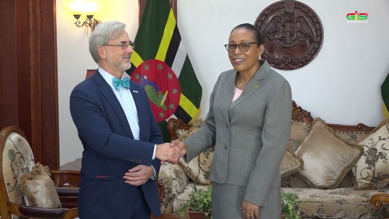 Доминика приветствует нового посла из Аргентины.