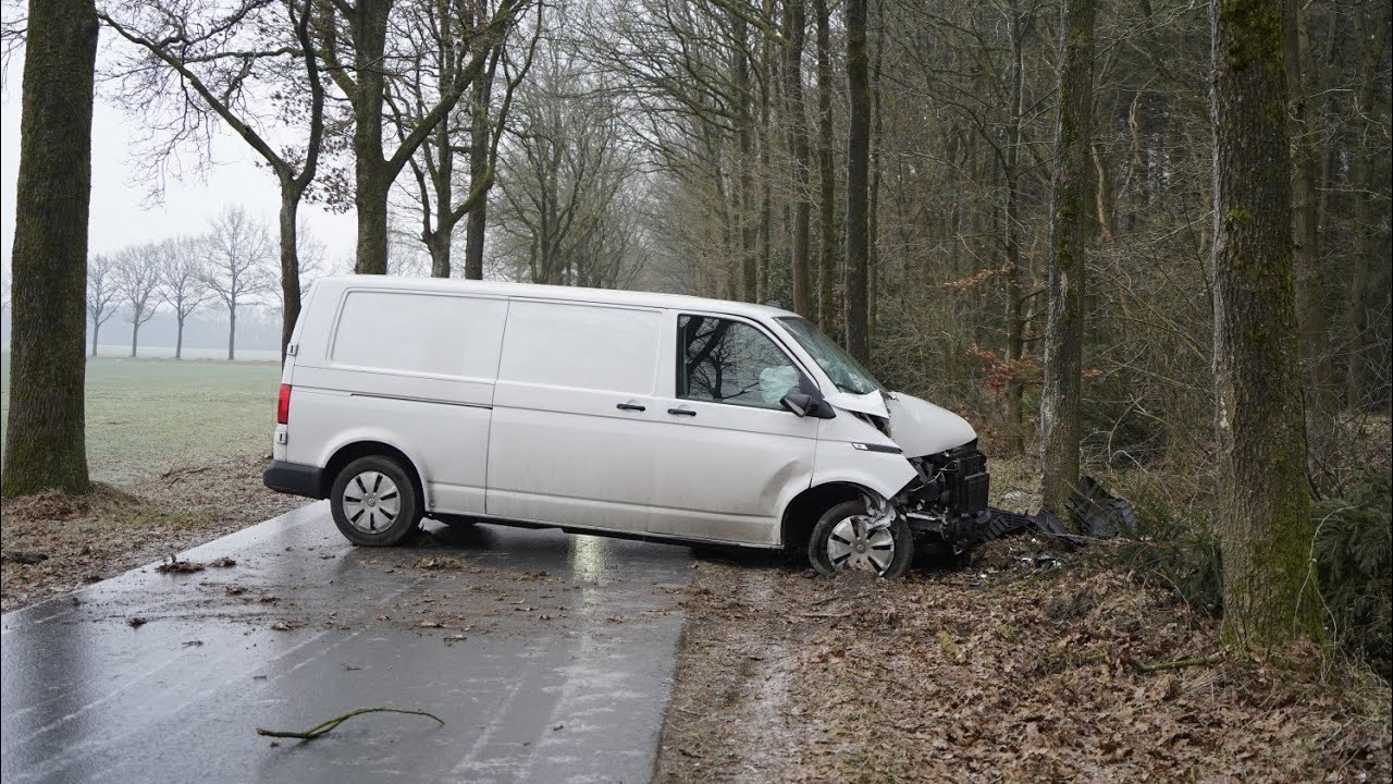 [Ijzel] Auto glijdt frontaal op boom bij Westervelde