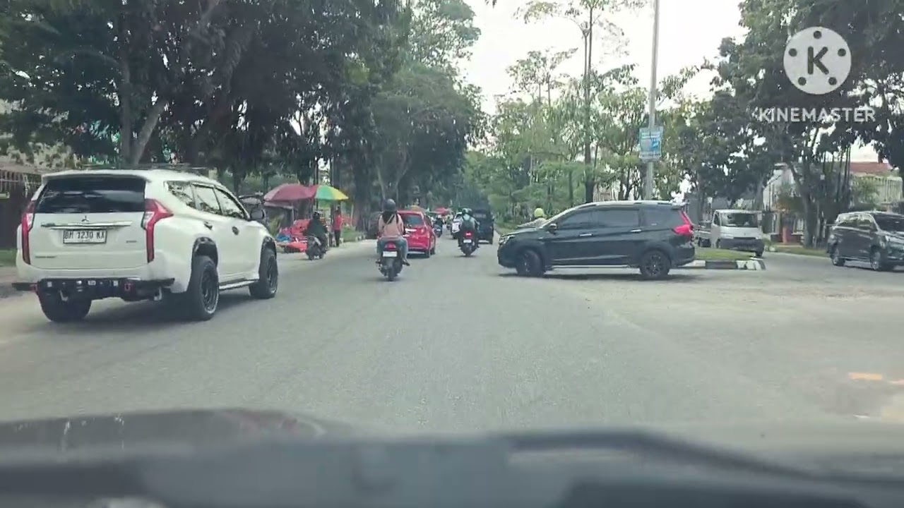 Mas dan dun keluar dari bandar udara internasional Sultan Syarif Kasim II, Pekanbaru, Riau