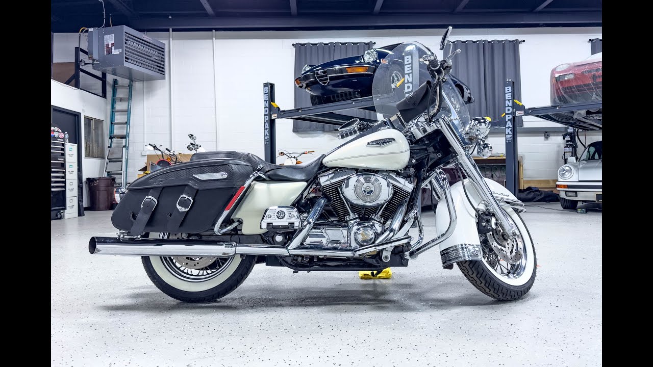 Демонстрация прогулки и вождения Harley-Davidson Road King Classic 2002 года