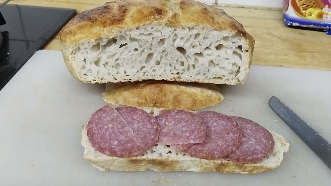 Grydebrød er fantastisk brød nemt at lave, mel vand lidt salt sukker og gær.
