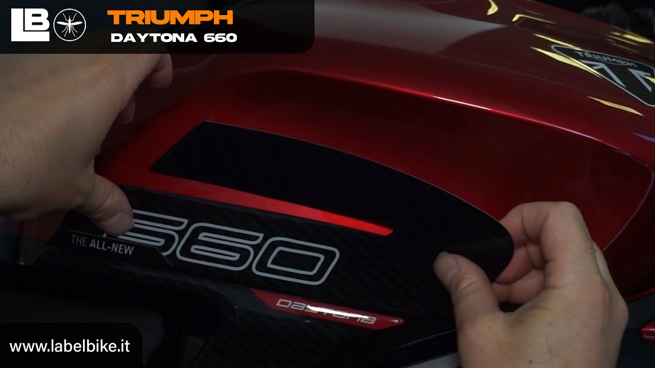 Rinnova lo stile della tua Triumph Daytona 660! Applicazione degli adesivi laterali Labelbike®