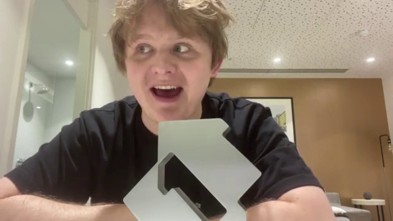 Lewis Capaldi’s funny ‘alternative’ Number 1 speech for Before You Go | Official Charts