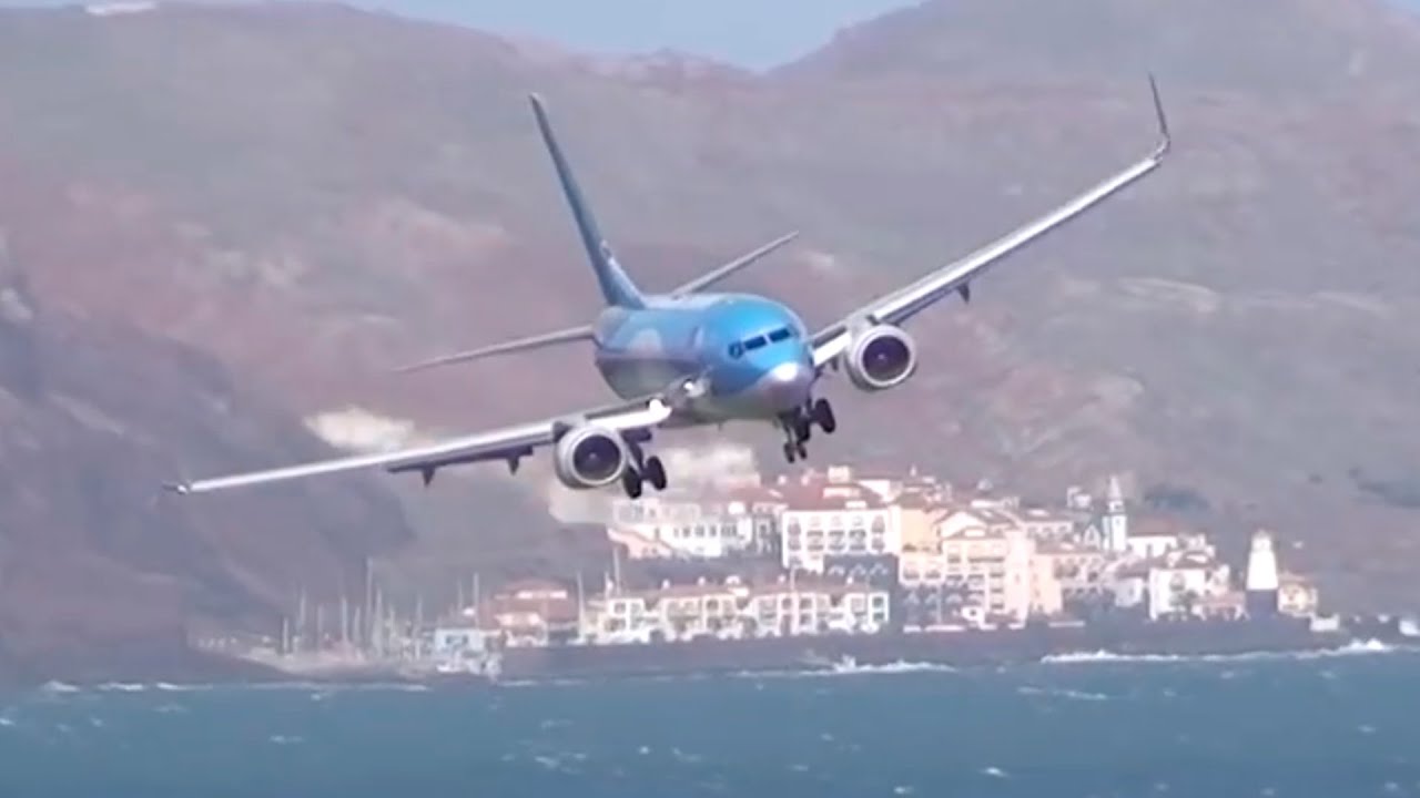Incredible Pilot Skills Severe Windshear || DANGEROUS LANDING during a STORM