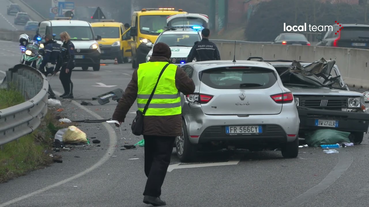 Milano, incidente in via De Gasperi all'imbocco del tunnel Gattamelata: scontro tra auto, due feriti
