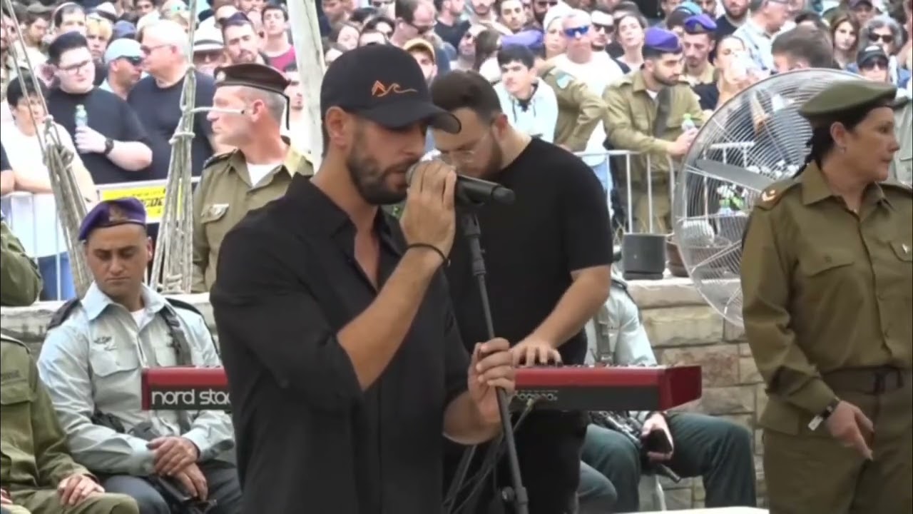 עידן עמדי מבצע את השיר 
