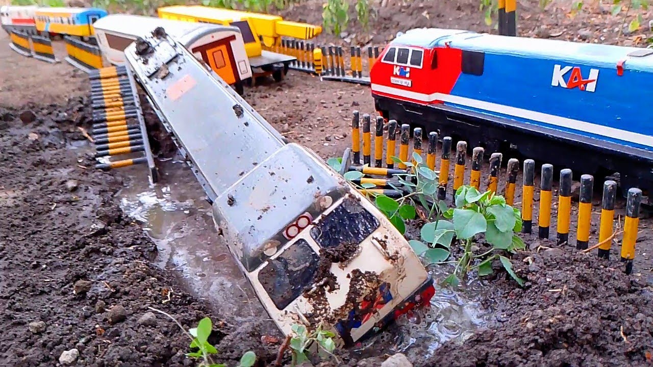 Drama Evakuasi Kereta Anjlok Dengan Crane..??