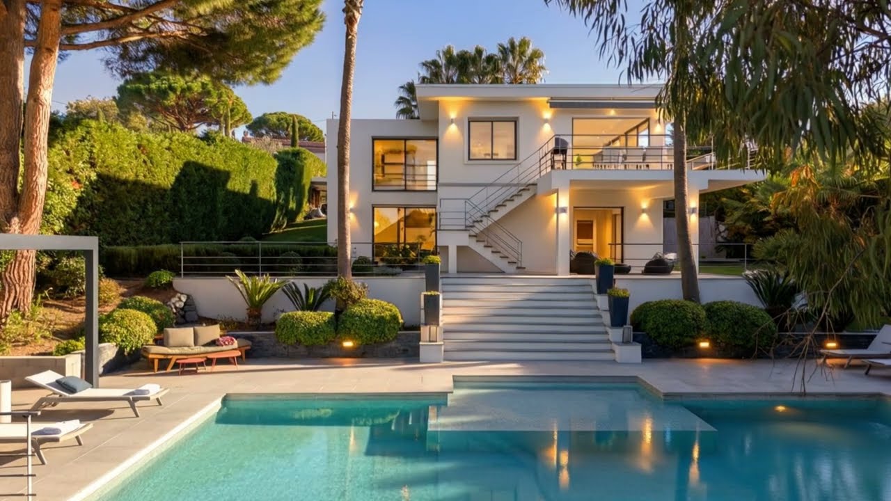Villa contemporaine à vendre à Super Cannes, 265 m² avec piscine et vue mer partielle