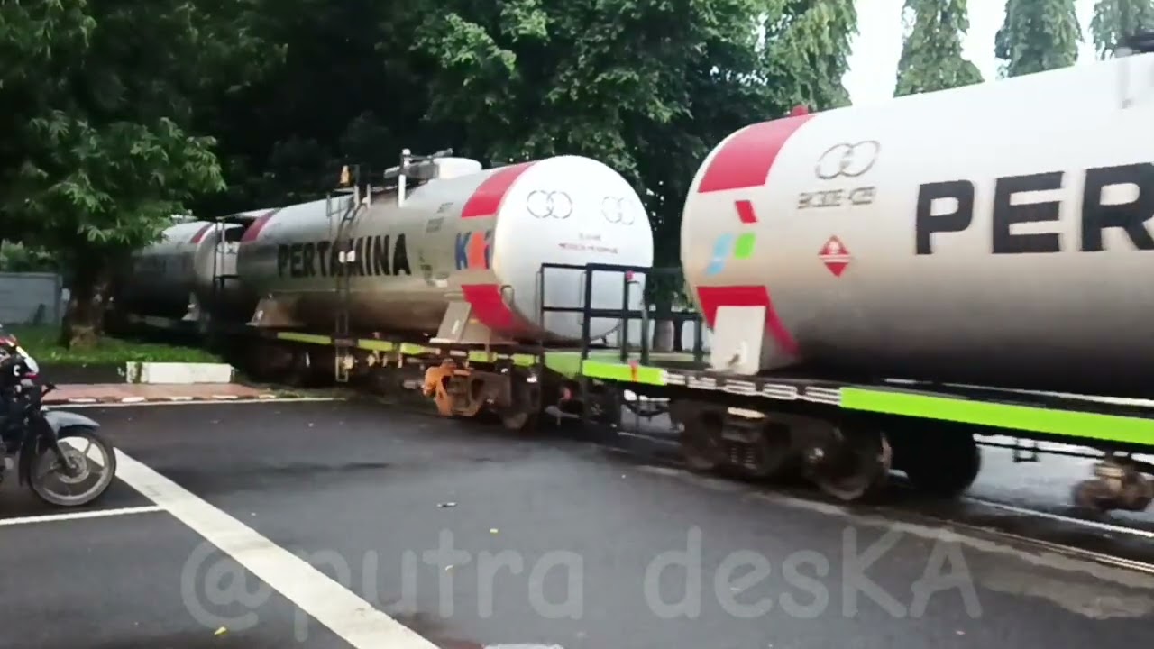 CC201 RNB (Eks lokomotif babaranjang Sumatera berdinas di stasiun benteng Surabaya)