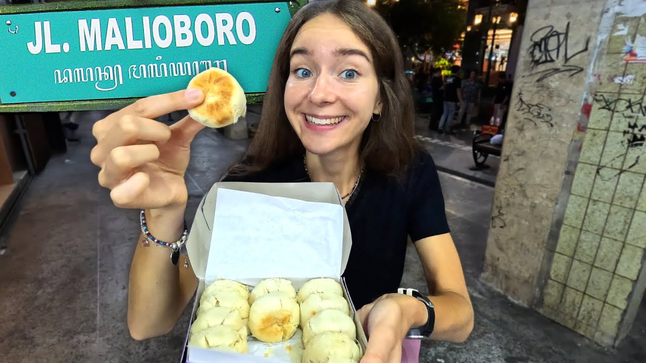 Trying Bakpia and Charcoal Coffee on the CRAZIEST street in Yogyakarta 🇮🇩