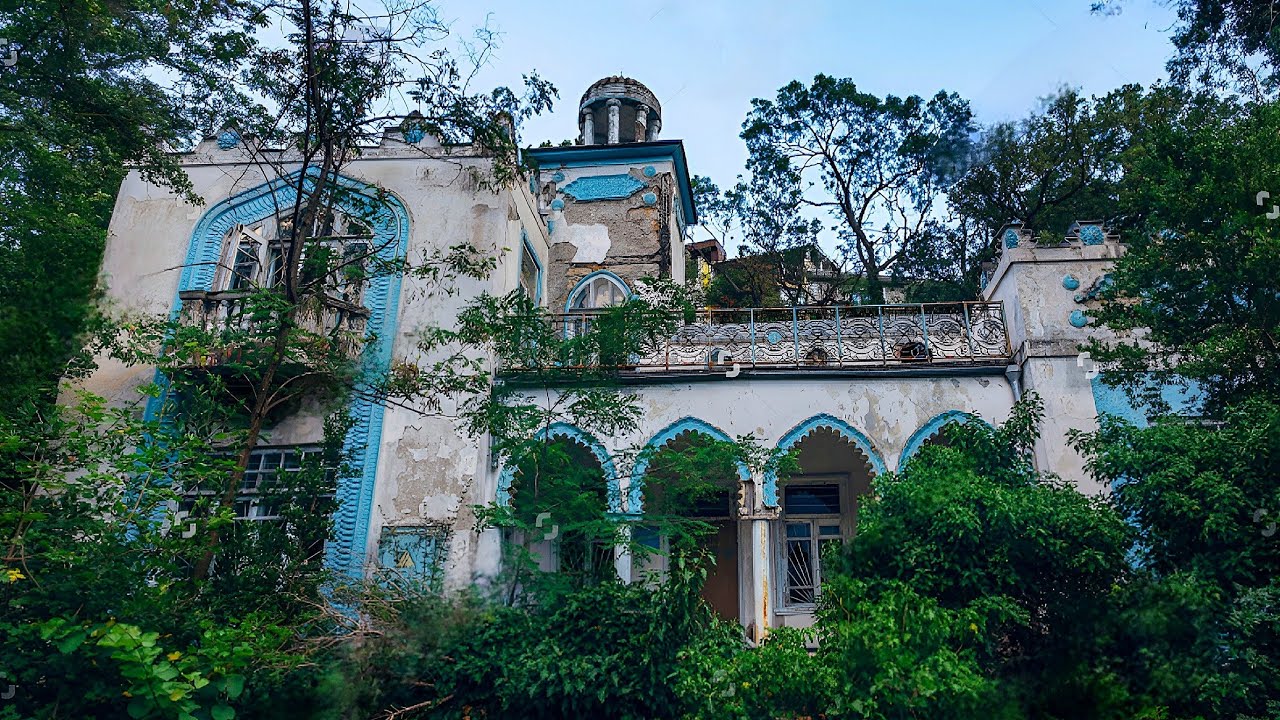 MYSTERIOUS ABANDONED HOUSE in the WOODS UNTOUCHED Abandoned CHÂTEAU