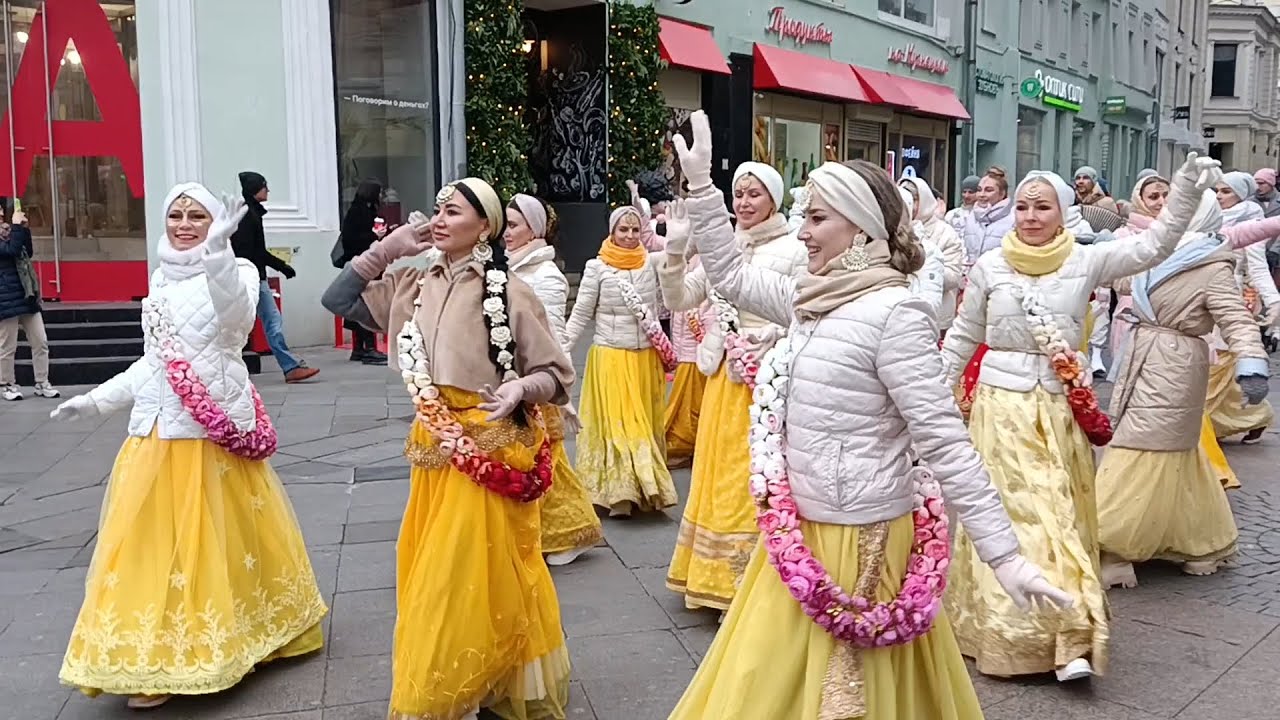 2022 11 05 Харинама Кузнецкий Мост.Harinama in Moscow (Russia). Gaura Shakti. Kuznetskiy Most.