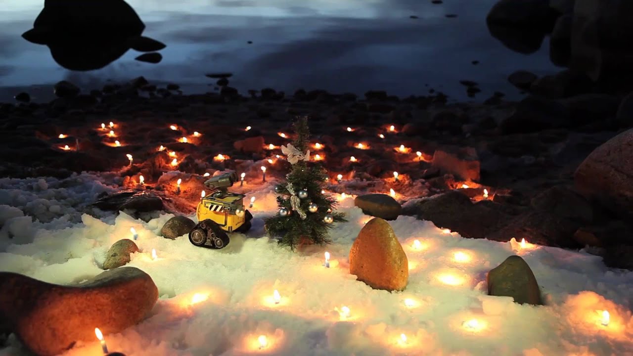 Primavera: Wall-E celebrates Christmas
