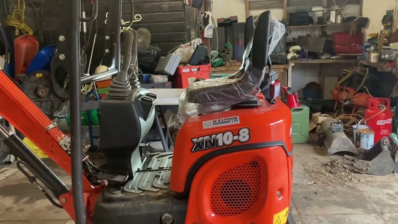 Chinese rhinoceros  mini digger oil change ￼