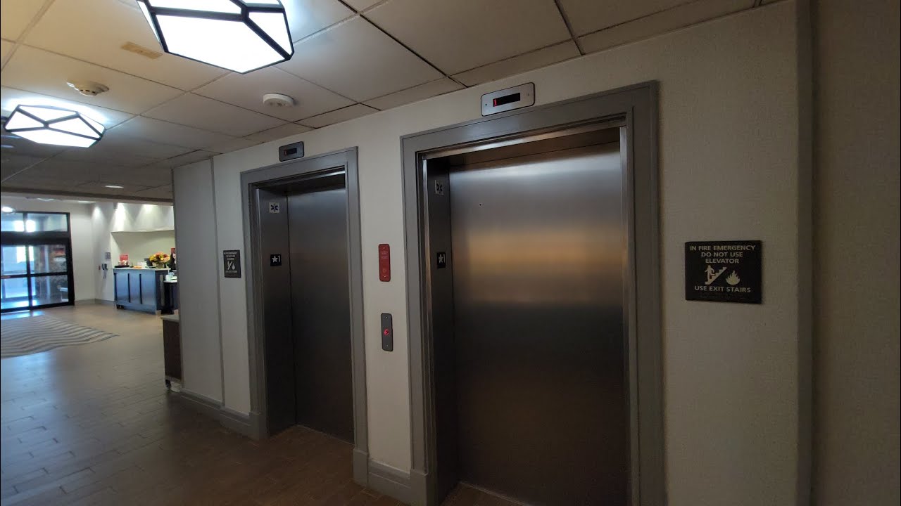 Гидравлические лифты Thyssenkrupp в отеле Hampton INN, Уэстбери, штат Нью-Йорк.