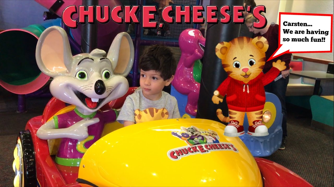 Chuck E Cheese - Carsten takes Daniel Tiger to Chuck E Cheese