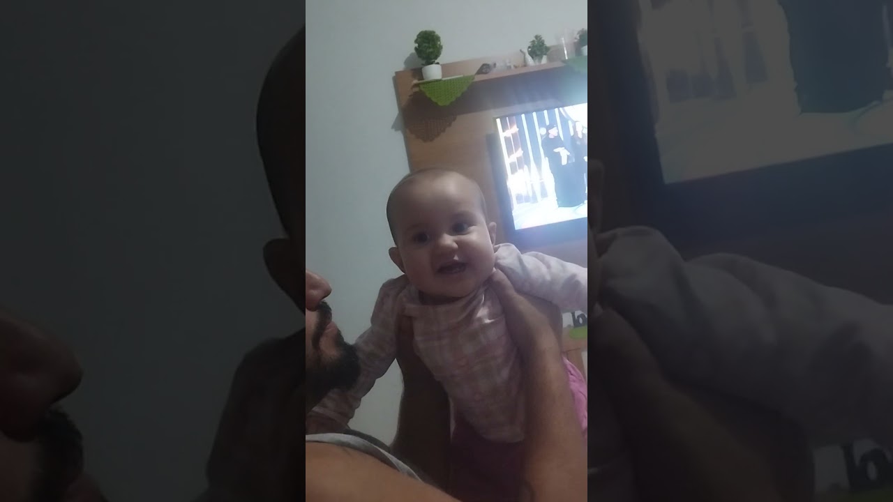 mamãe brincando com bebe, Francielle e Victoria