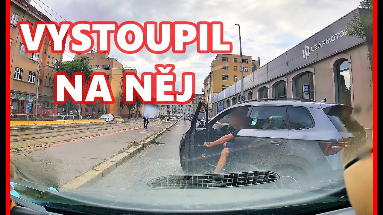 Vystoupil na fanouška, nabourala ho v garážích a o fous na dálnici - Mix 356.