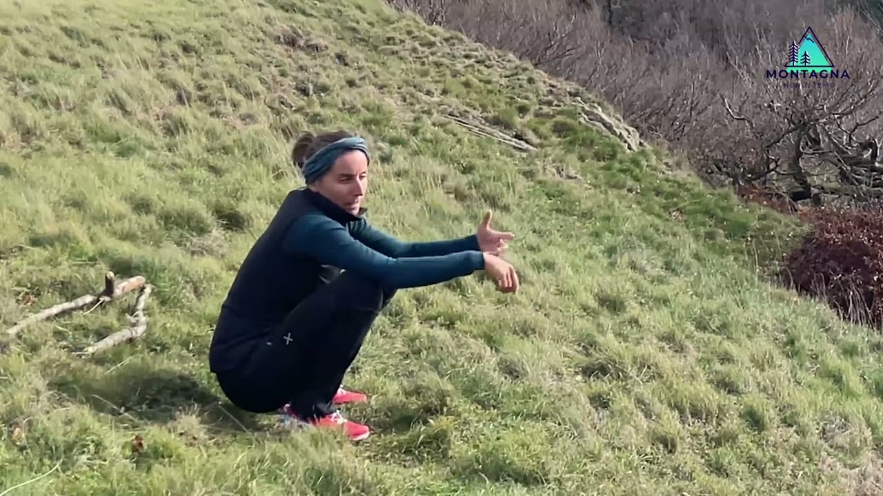 Stretching dopo camminata in montagna