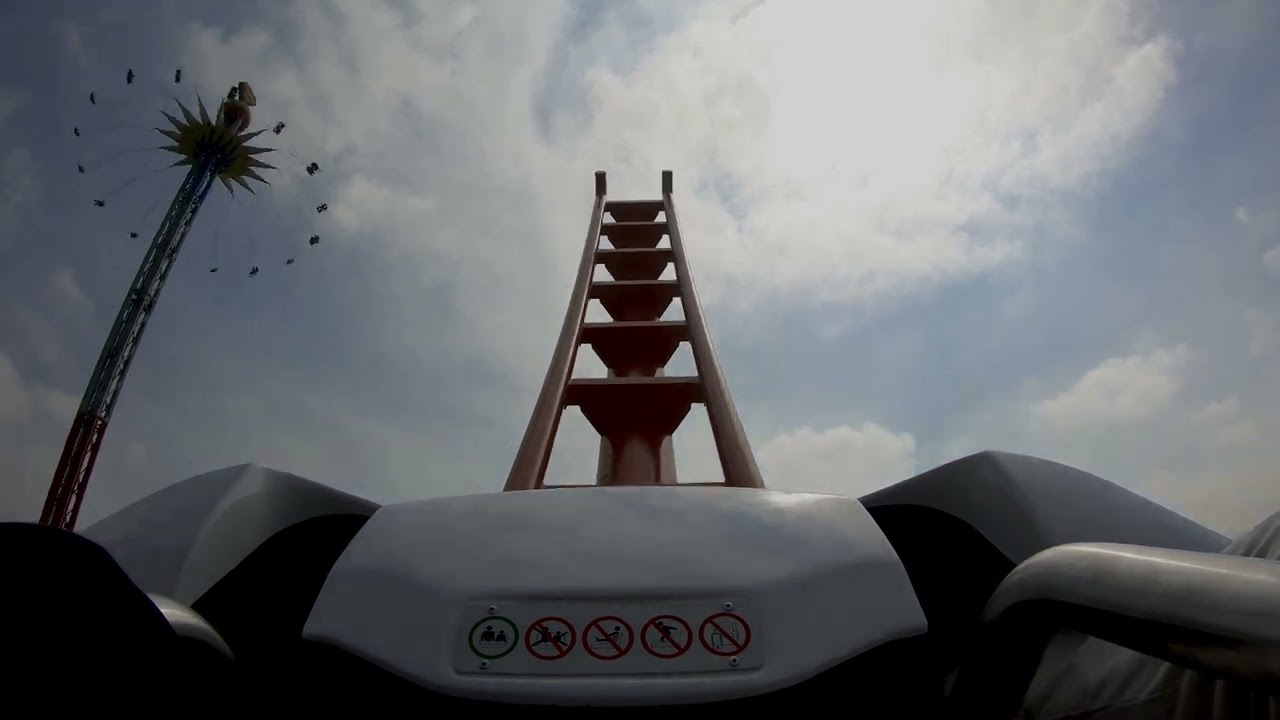 La PRIMER Boomerang Familiar única en su tipo: Speedway Stunt Coaster