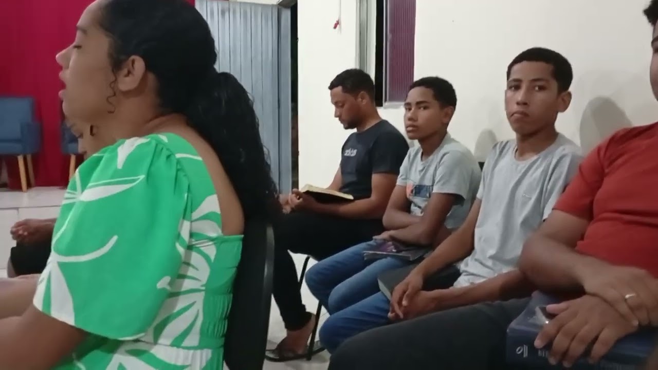 O grupo de senhora louva Deus 