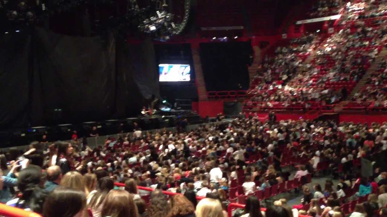 One Direction - TMHT - Paris - 29/04/13 - Directioners singing Change Your Life by Little Mix