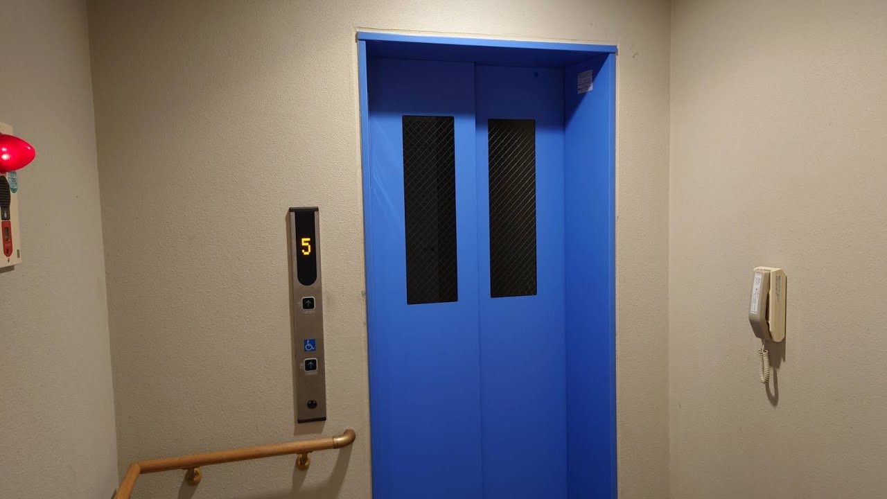 富良野市内某マンションのエレベーター