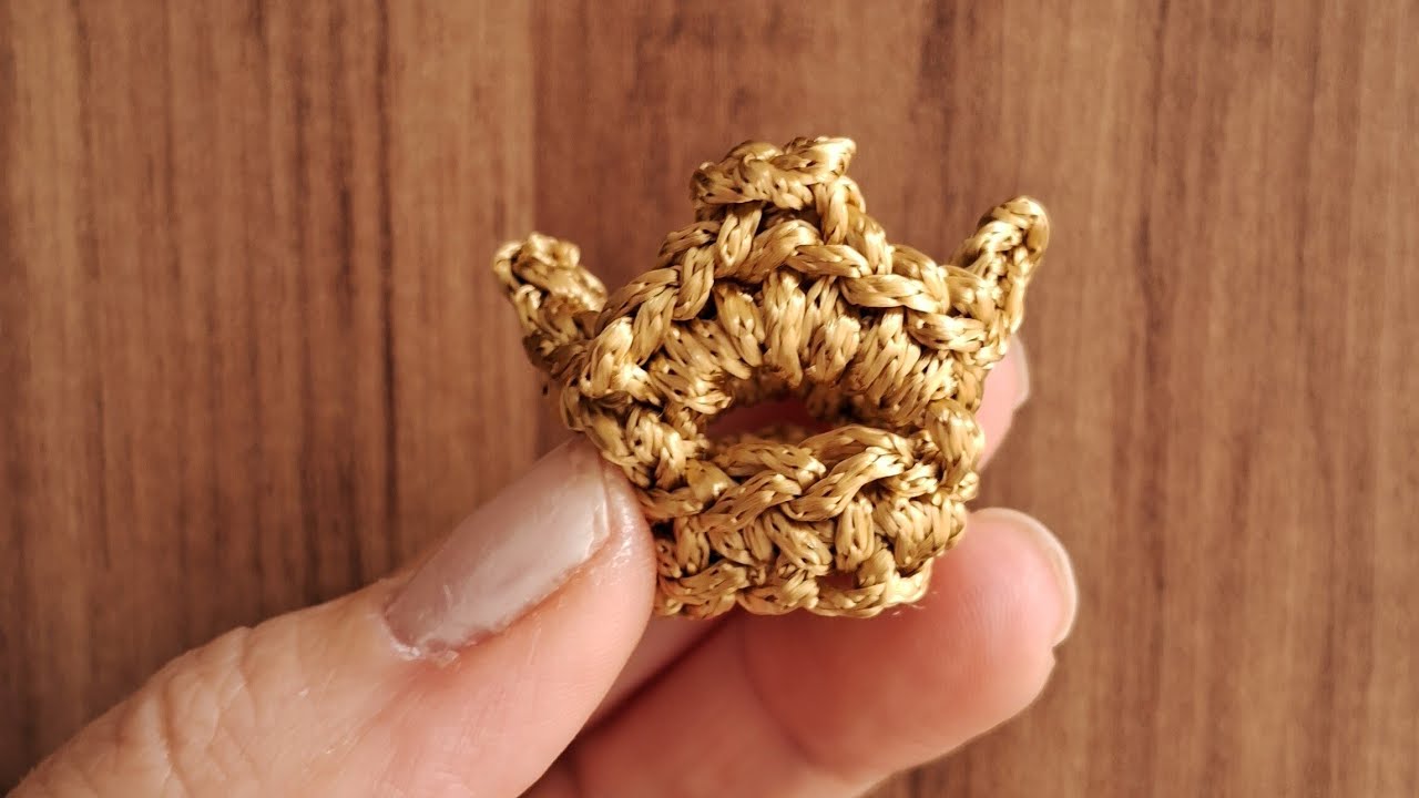 Coroa feita em crochê para Mini Nossa Senhora Aparecida.