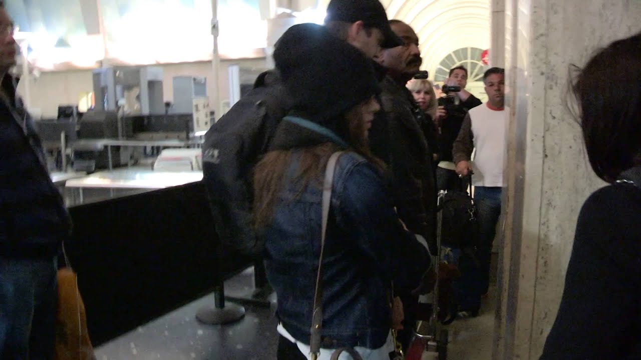 Ashton súper protector con Mila Kunis en el aeropuerto