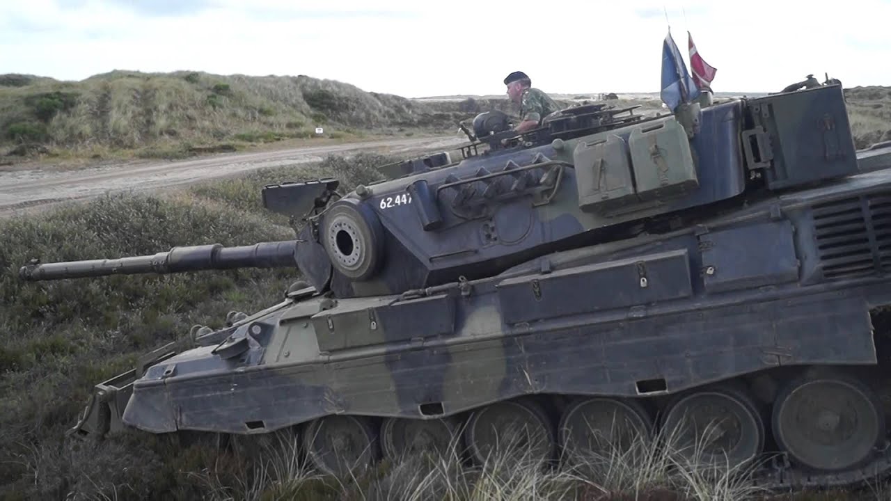 Leopard 1a5DK rijd naar z'n plaatsje in de static