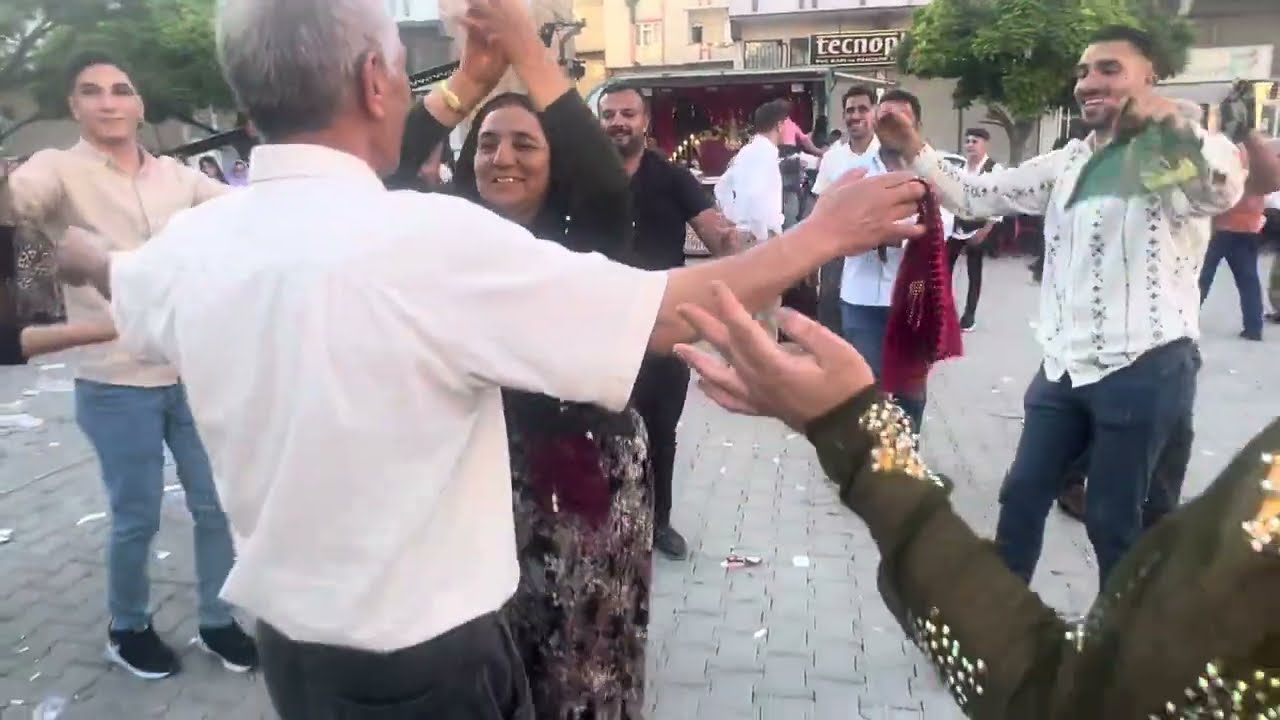 MEHMET BAKIRAY YİNE BİR DOM AŞİRETİ DÜĞÜNÜNDE OYNAMAYAN KALMADI