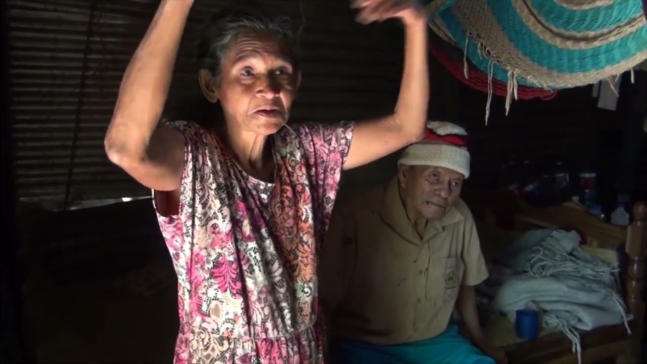 UNA PAREJA DE ADULTOS MAYORES DE CIUDAD BARRIOS CLAMA POR AYUDA HUMANITARIA