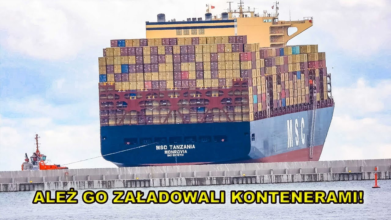 23.08.20.Wypływa pochylony kontenerowiec z Baltic Hub z mocno załadowaną rufą i uniesionym dziobem.