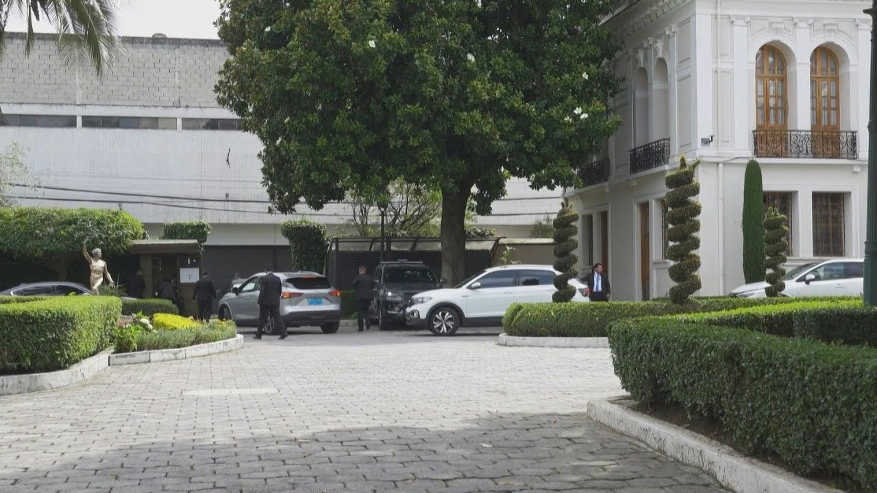 Vehicles leave Ecuador ministry as officials hold meeting with Colombia on tariffs | AFP